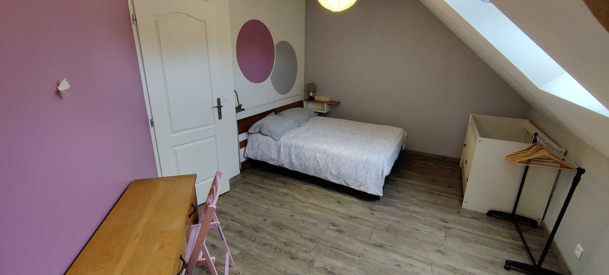 卧室位于一楼。
配备双人床140x190
一张 90x200 的单人床
还有一张带酒吧的婴儿床。