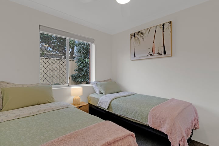 Dhoma e 2-të e gjumit e sistemuar për 2 persona me krevat tek dhe tek.