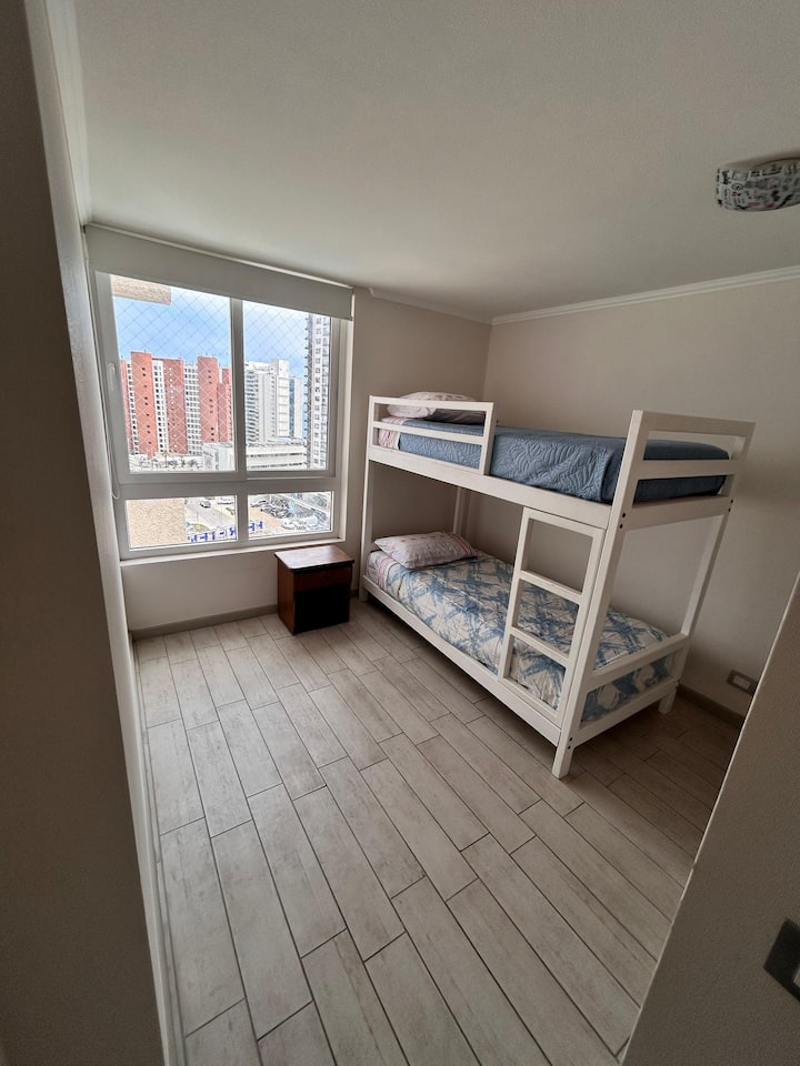 2 საძინებელი 
ერთ‑ს აქვს ორმაგი საწოლი, მეორეს კი ორსართულიანი საწოლი