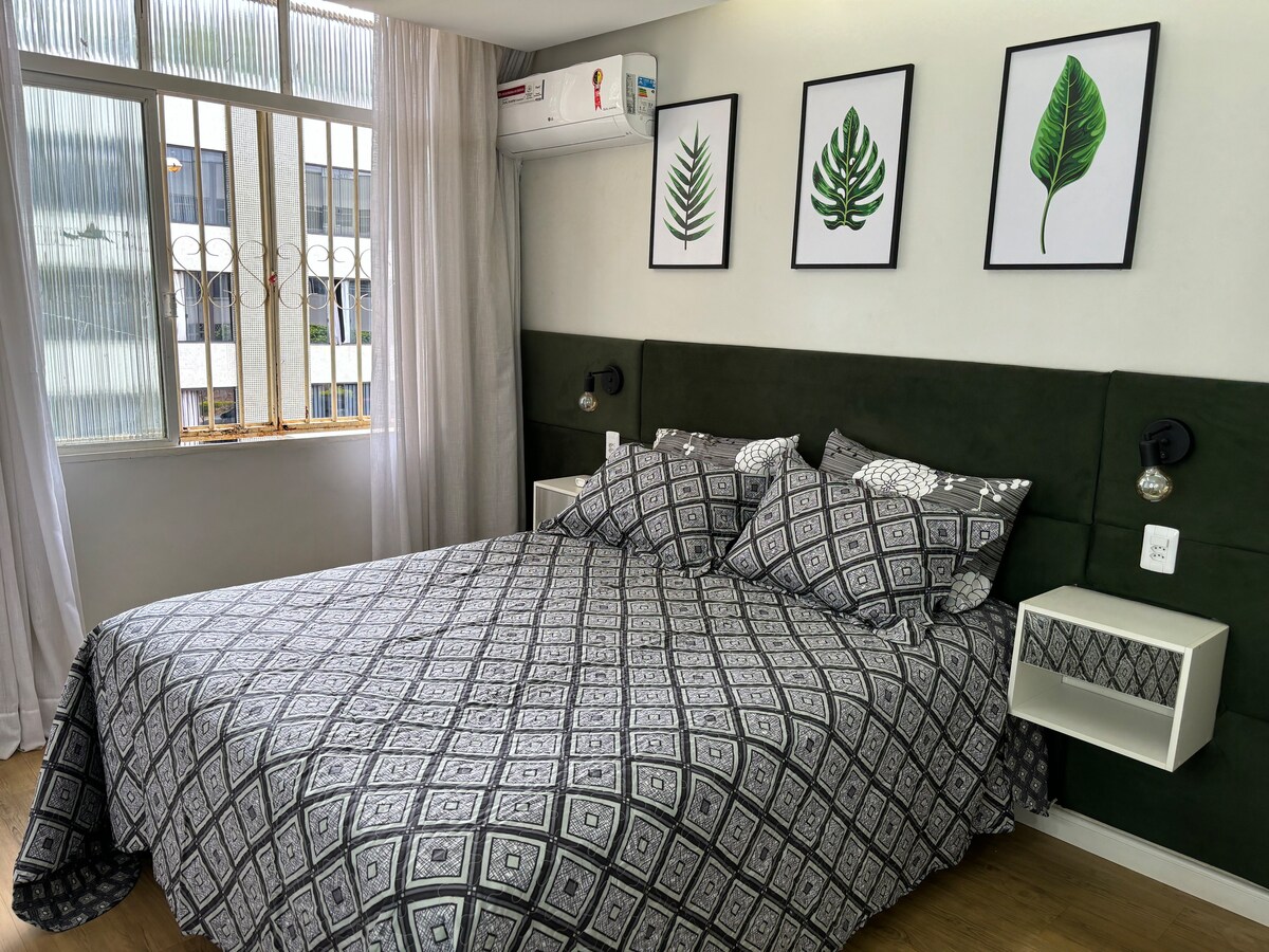 Ormar, stolić za šminkanje s ogledalom i svjetlima, bračni krevet (160x200) i klima-uređaj.