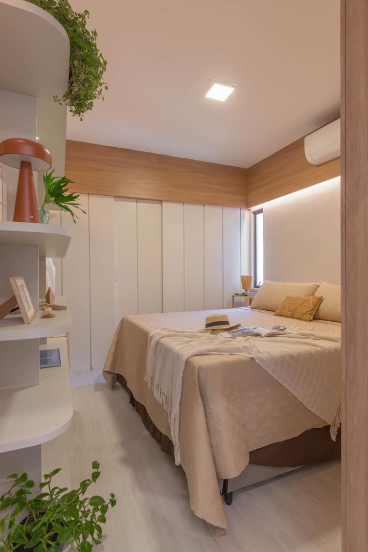 Udobnost u prvom planu – mnogo prostora za odlaganje, umirujuće boje i veliki bračni krevet.