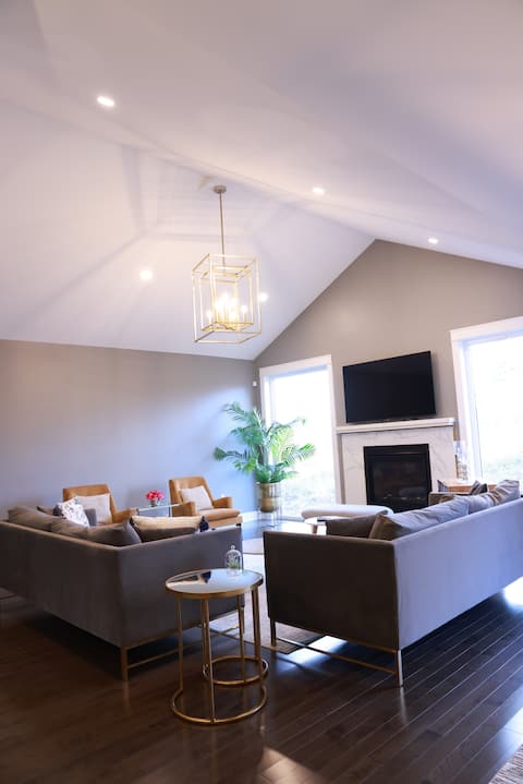 Top performing Airbnb: Spacious & Private Main Floor | Full Comfort in Bedford West