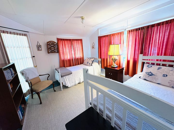 Camas individuales en el segundo dormitorio.