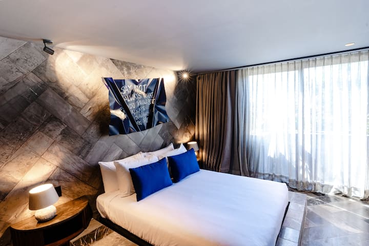 Dormitorio tamaño queen con baño completo y Smart TV