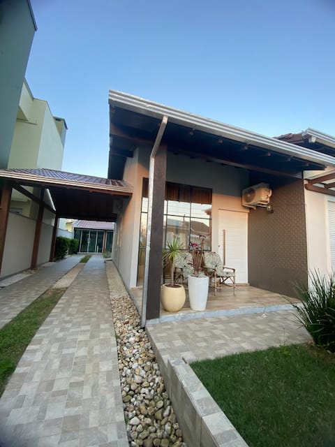 House with swimming pool 80 meters from the sea
