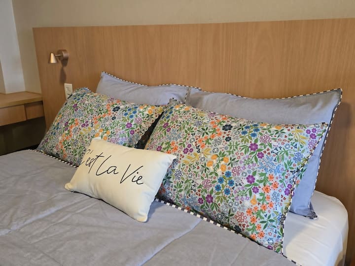 Des détails adaptés à nos voyageurs les plus exigeants. Draps en coton pur, toujours de couleur blanche.