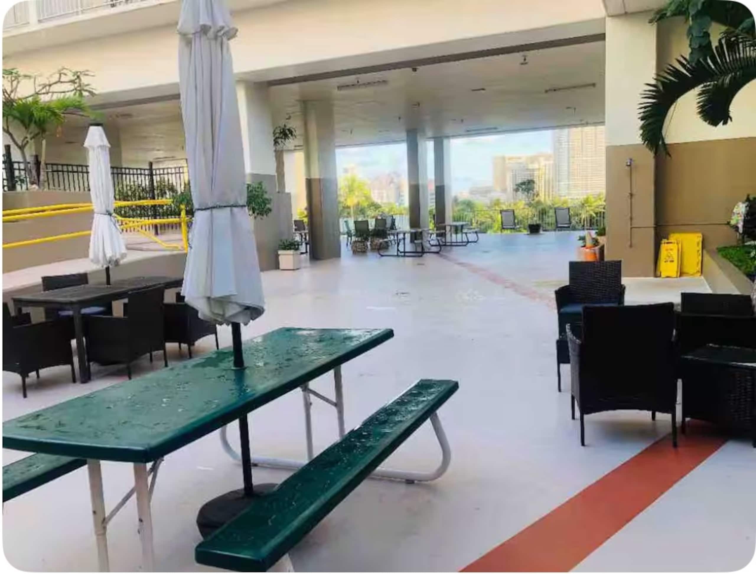 Condo in Honolulu · ★4.98 · Studio · 1 bed · 1 private bath - Image 37
