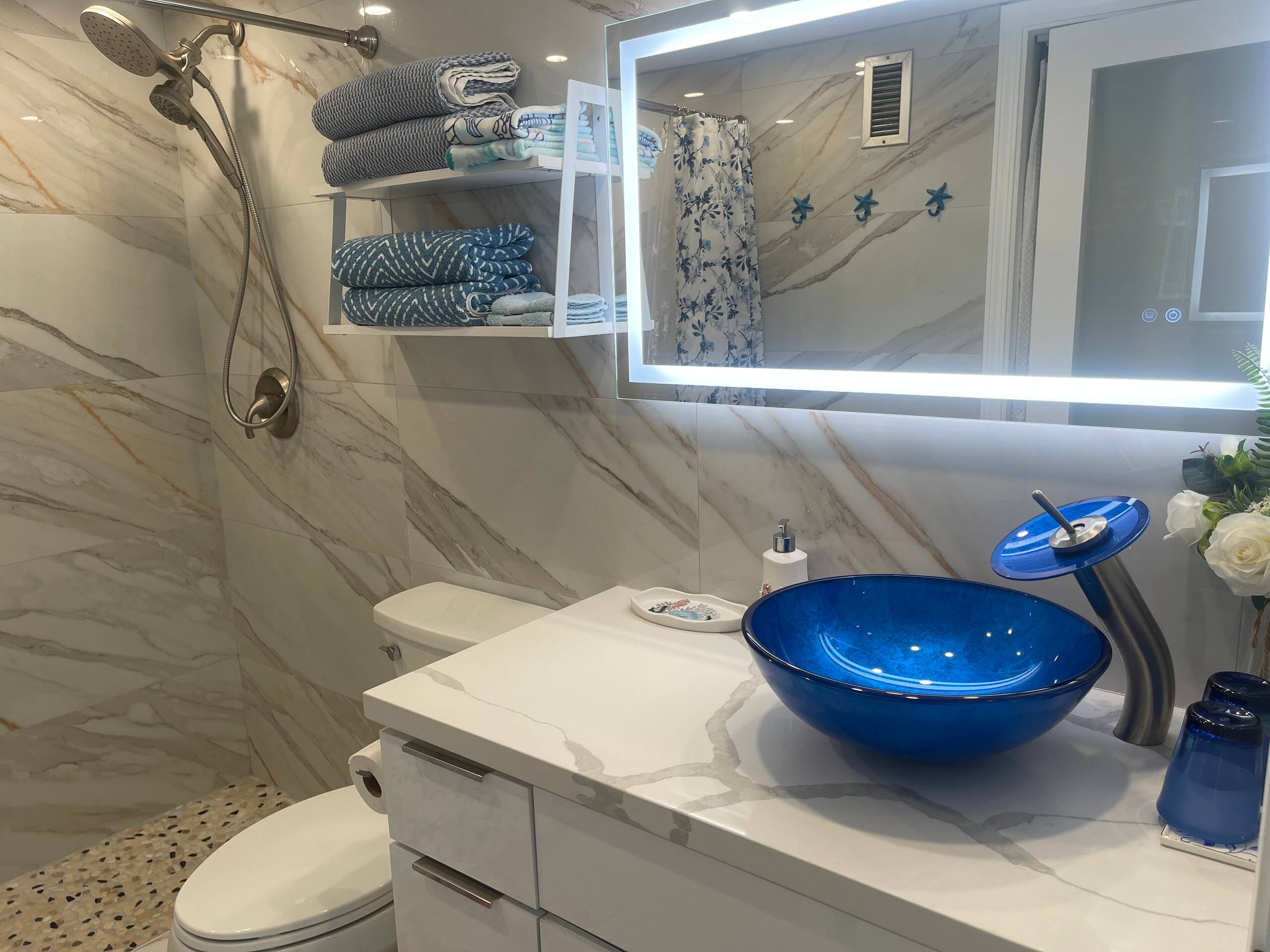 Condo in Honolulu · ★4.98 · Studio · 1 bed · 1 private bath - Image 25