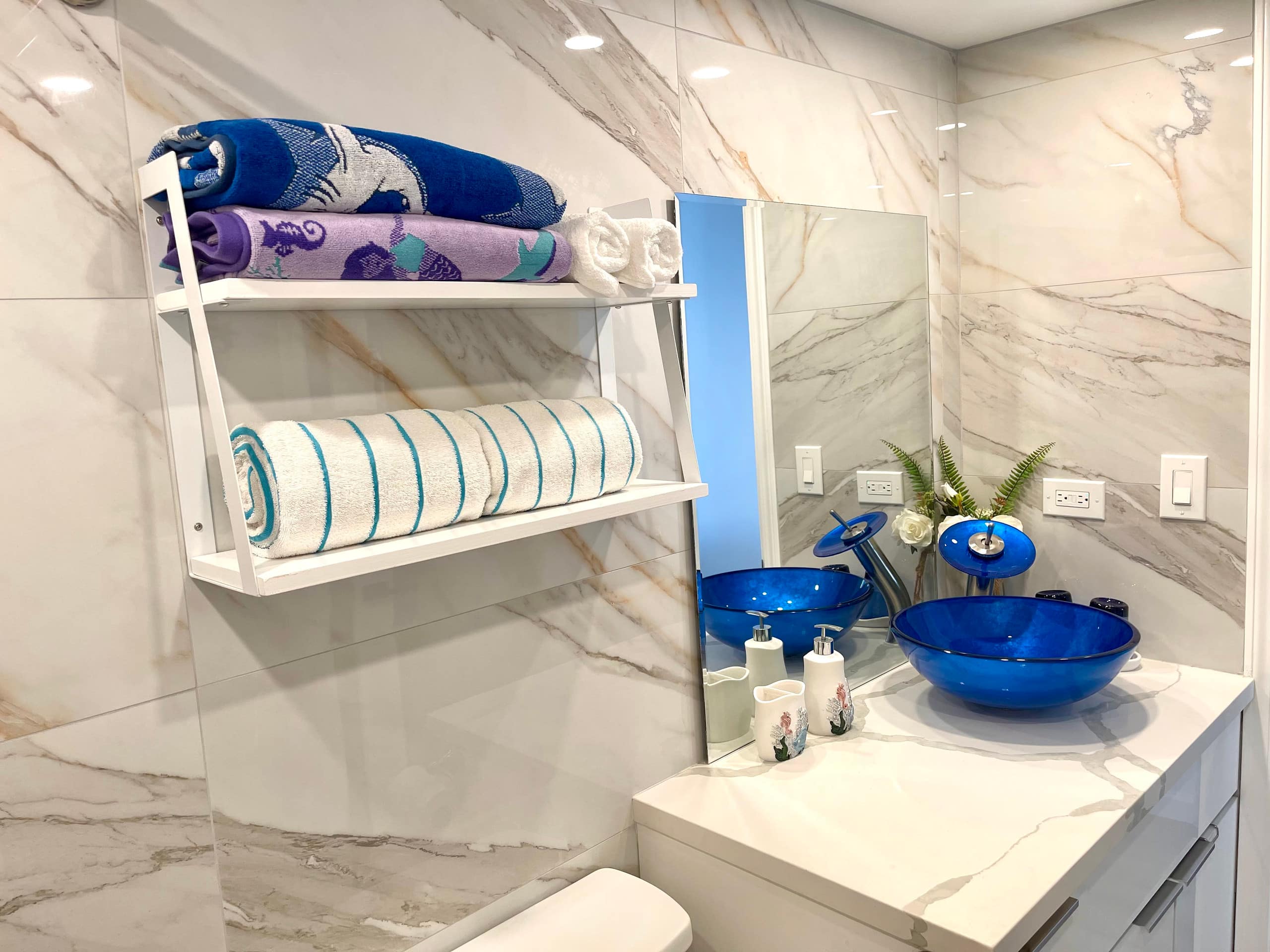 Condo in Honolulu · ★4.98 · Studio · 1 bed · 1 private bath - Image 30