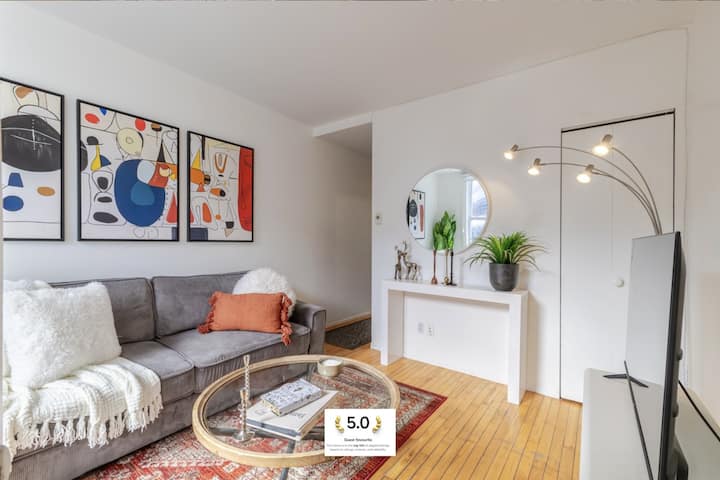 Cozy 2br In Plateau Downtown Comfort - Laval