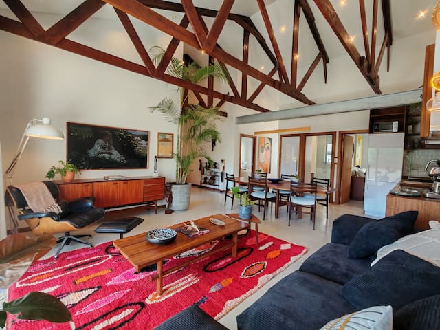 Modern, secure & quiet 3-bed with A/Cs + workspace