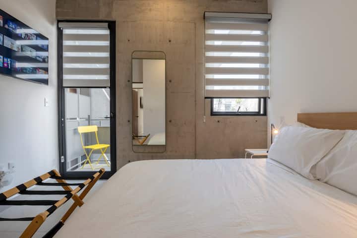 Sekundárna spálňa, kufor, balkón a žalúzie, dvojité zatemnenie, celotelové zrkadlo a 50-palcová inteligentná televízia so streamovacími službami v cene.