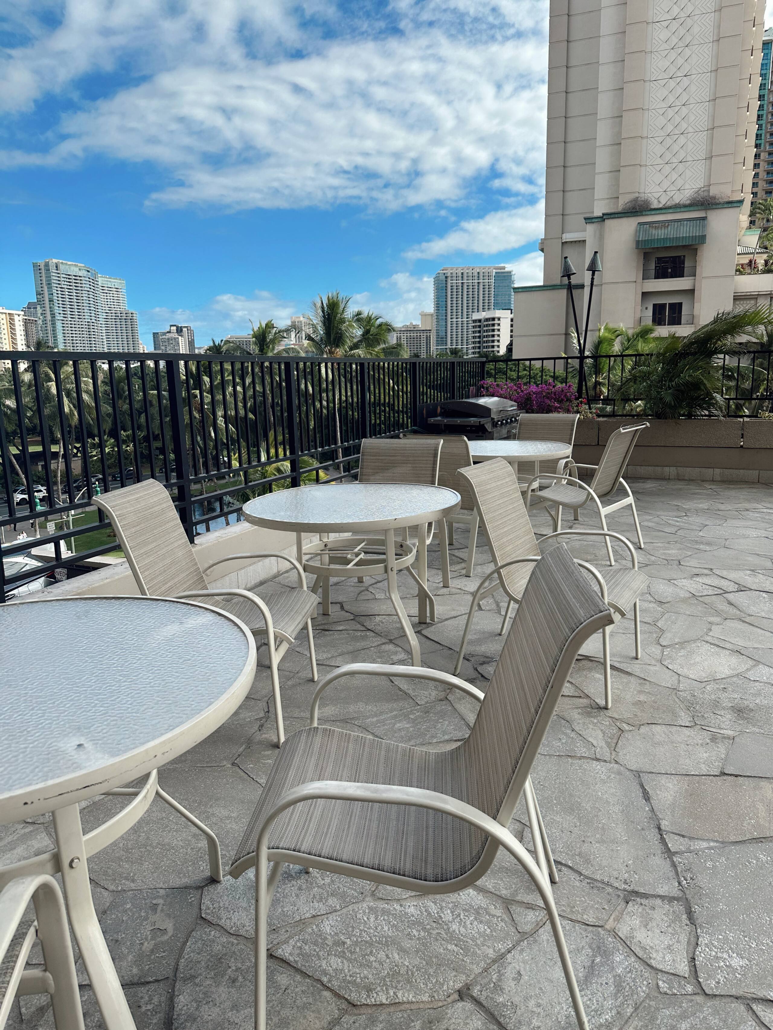 Condo in Honolulu · ★4.71 · Studio · 1 bed · 1 private bath - Image 28