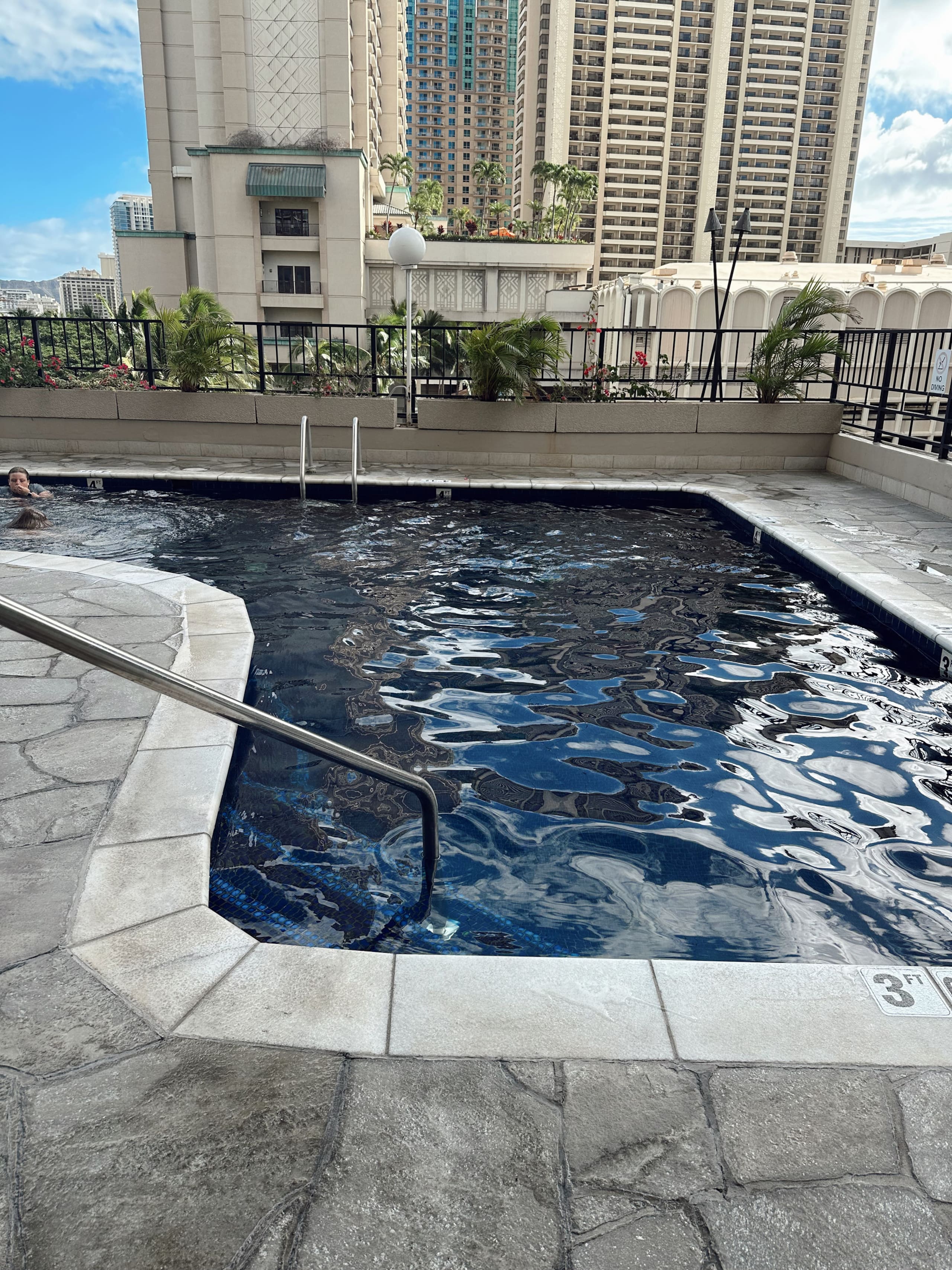 Condo in Honolulu · ★4.71 · Studio · 1 bed · 1 private bath - Image 10