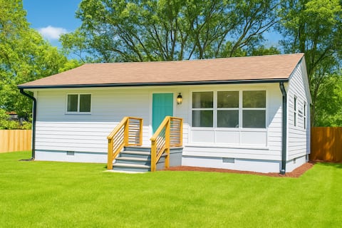 The friendly & Cozy Blue house near the AirPort