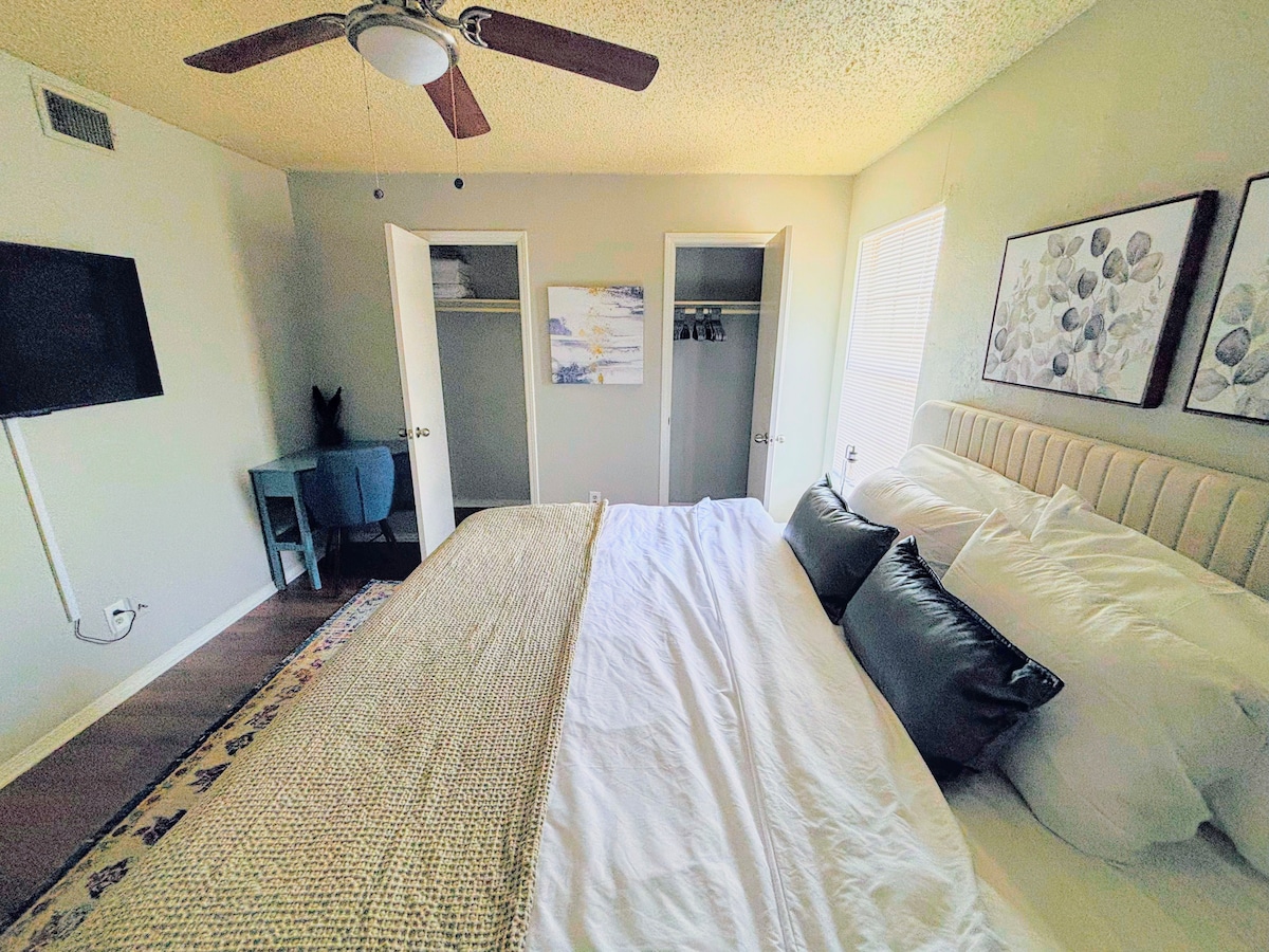 מיטת קינג סייז נוחה, אזור עבודה וטלוויזיה חכמה עם חיבור Roku שמאפשר לכם להיכנס לחשבונות האישיים שלכם. יש קולבים בארון המרווח.