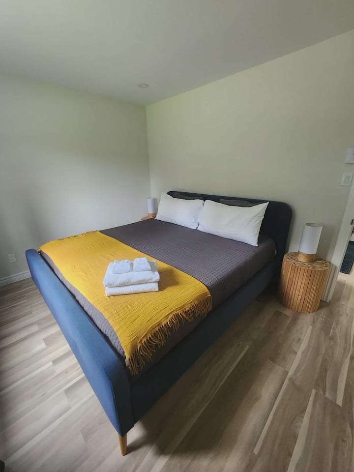 Comfortable suite with a king-size bed and a private en-suite BA