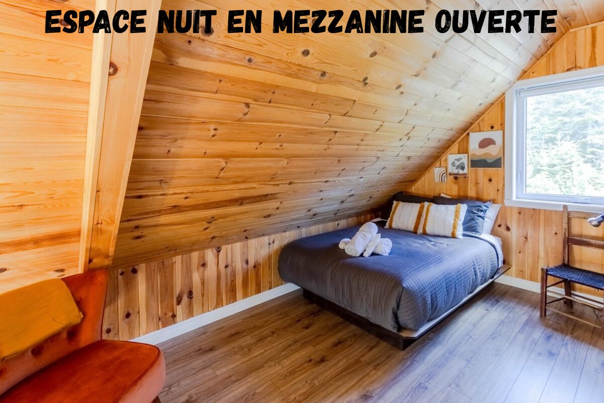 开放式夹层卧室，光线充足，增添了友好的感觉，非常适合儿童或阅读角落。