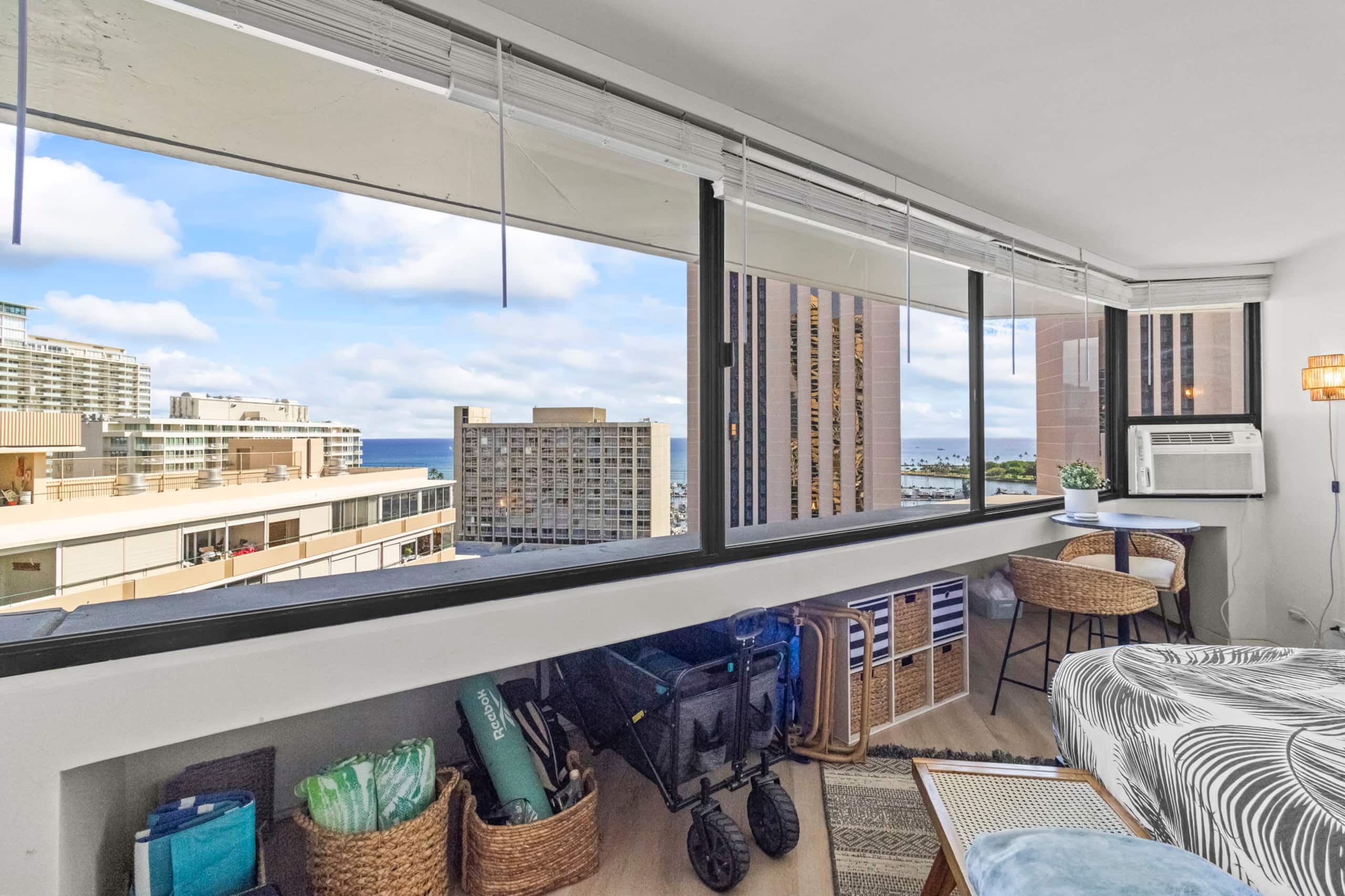 Oceanview Freshly Renovated+Free Parking+WiFi! - Image 11