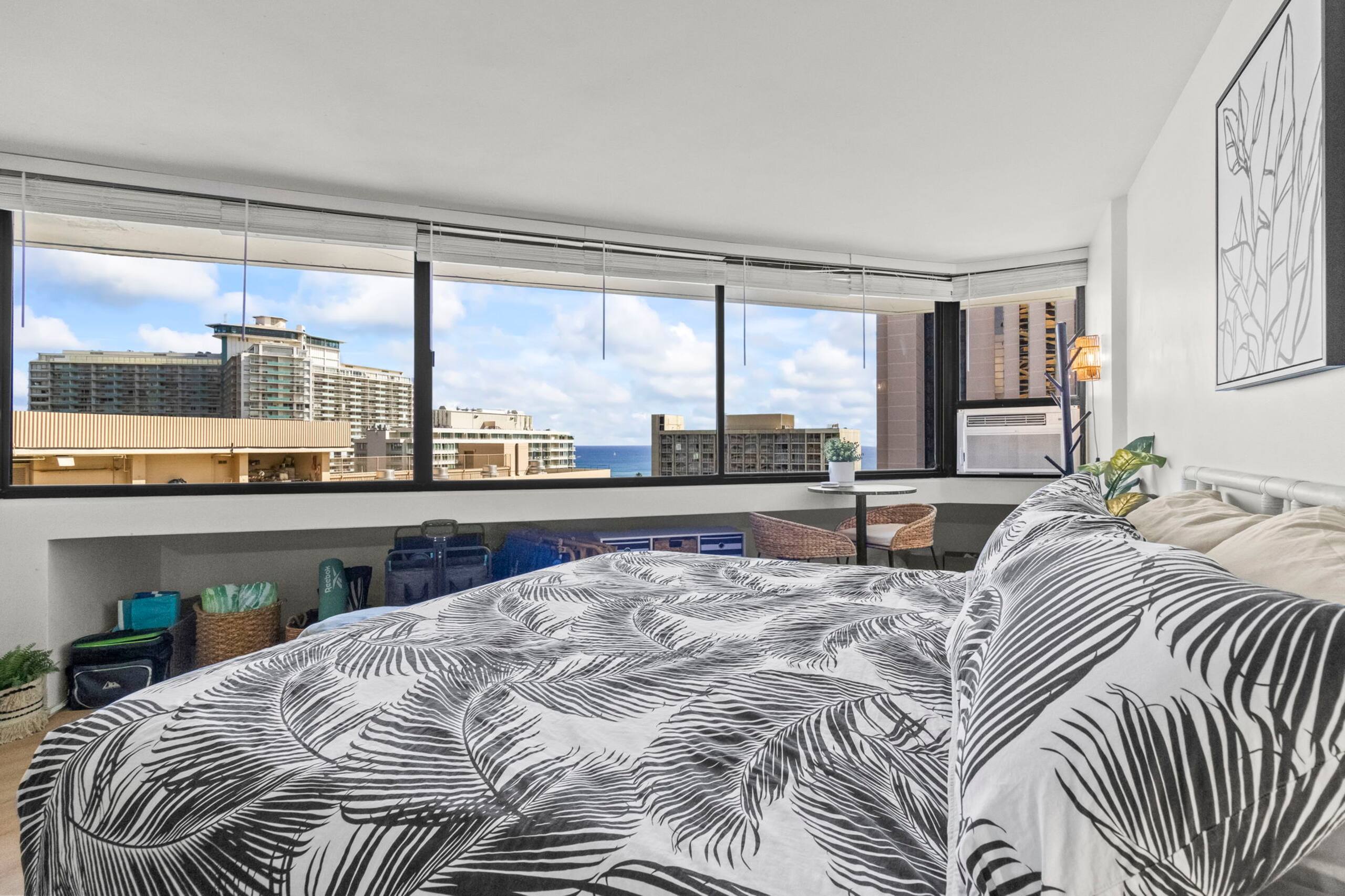 Oceanview Freshly Renovated+Free Parking+WiFi! - Image 1