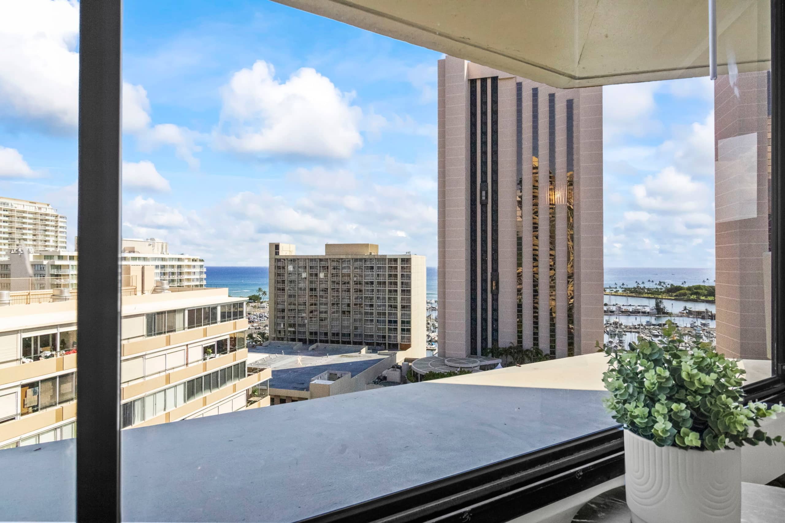 Oceanview Freshly Renovated+Free Parking+WiFi! - Image 15