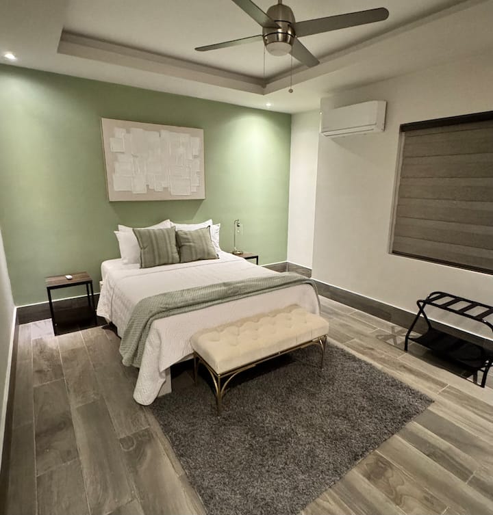 Recámara con cama queen size