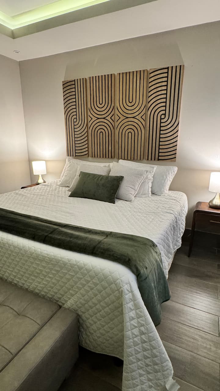 Recámara principal con cama king size , TV de 58 “ y baño completo