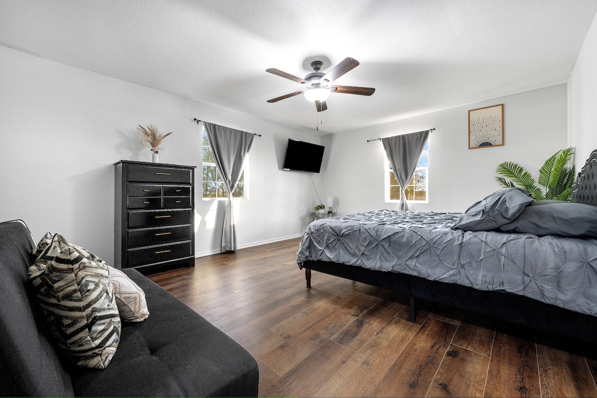 Пространа главна спална соба со брачен кревет (широк 150-179 см), дополнителен кауч и паметен телевизор монтиран на ѕид. Уживајте во природна светлина, тавански вентилатор и модерен декор - совршени за опуштање откако ќе ја разгледате Дел Вале или ќе го посетите блискиот Остин.