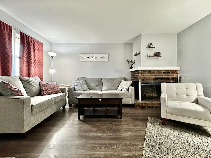 Updated 2br 2ba: 70” Tv, Laundry - St. Joseph, MO