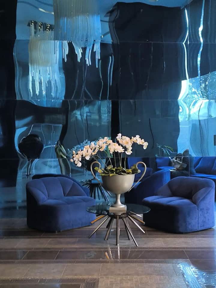 منطقة انتظار الضيوف في الخارج في الردهة بتصميم داخلي جميل وواسع من فيرساتشي.