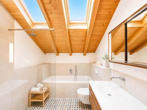 Dreamy Attic Lakeview Escape