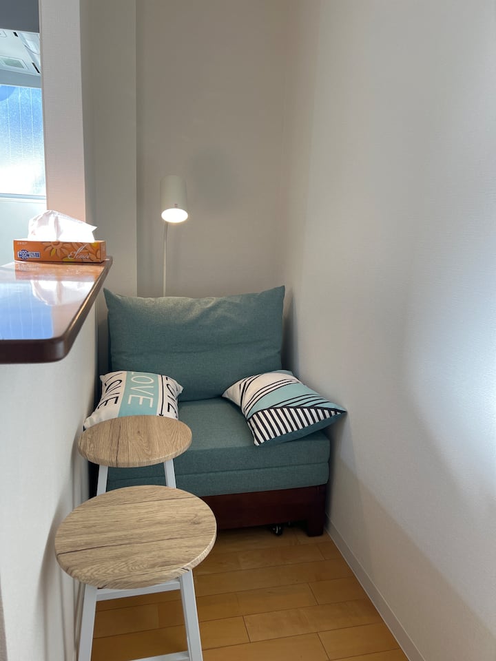 سرير الأريكة هو سرير واحد بعد السحب.
يتم تدوير مفتاح الضوء خلف سرير الأريكة.