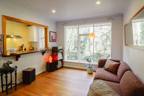 Successful Airbnb property: Light-Filled St Kilda Apt – Walk to Beach & Cafés in St Kilda