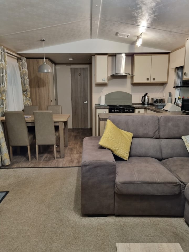 G31 - 3 Bed Caravan With Full-length Side Decking - Brixham