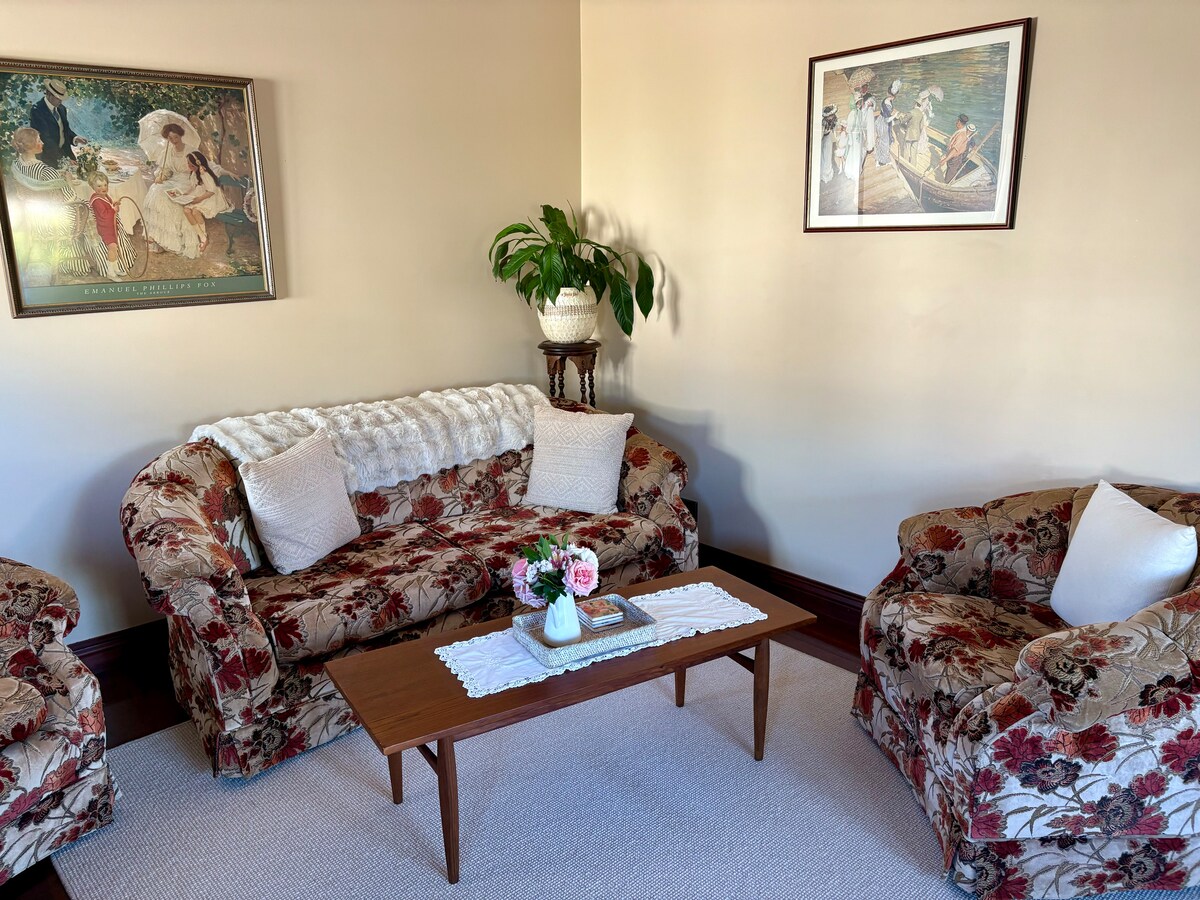 Popular Airbnb listing: The Cottage in City Of Bunbury
