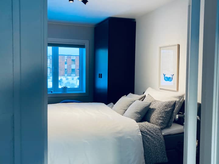 تحتوي غرفة النوم الرئيسية على سرير مزدوج وخزانة ملابس واسعة. تواجه منطقة هادئة وتبلغ مساحتها الإجمالية 13 مترًا مربعًا. هذا هو المكان الذي تنام جيدًا!