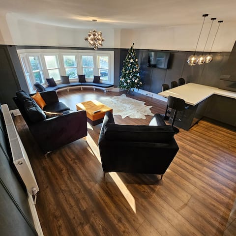 Top performing Airbnb: Park View Penthouse Suite in Southport