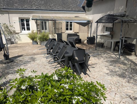 Peaceful stay in Laloin, 12 people near the Loire