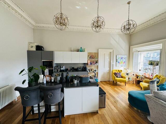 Stunning Top Floor Apartment gallery image 2