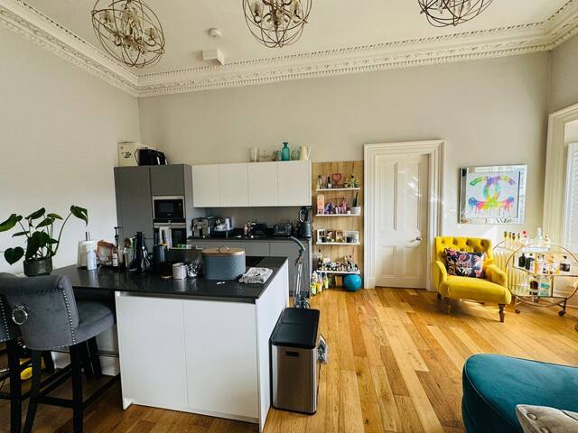 Stunning Top Floor Apartment gallery image 4