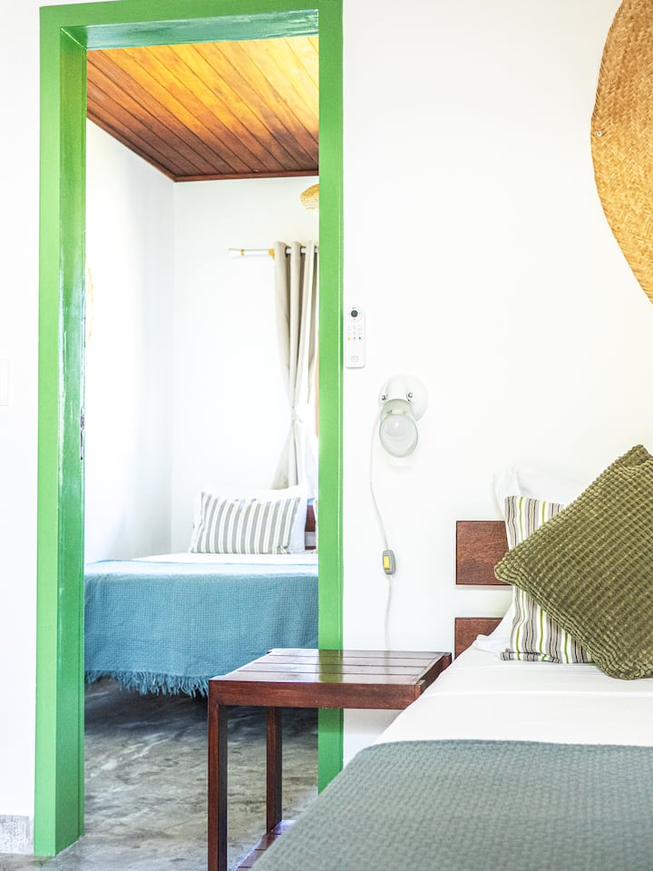 Habitación familiar n.º 2 con vistas al (dormitorio n.º 3) detrás.