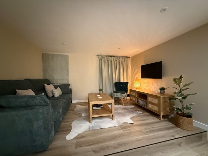 Shaftesbury Town Centre Location Near Gold Hill - Shaftesbury