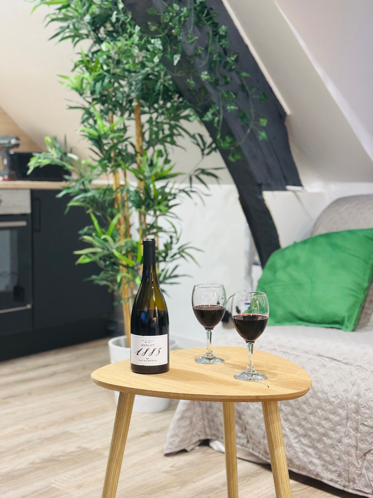 الاسترخاء مع مشروب بعد يوم طويل من مشاهدة المعالم السياحية