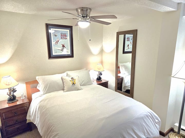 غرفة نوم كوين مع بياضات عالية الجودة