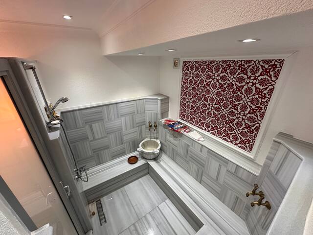 Stylish Flat with Turkish Hammam Near Blue Mosque gallery image 2