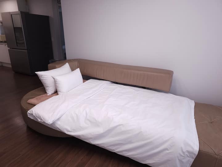 Თუ დივანს გააფართოებთ, ის საწოლად გარდაიქმნება ^ ^