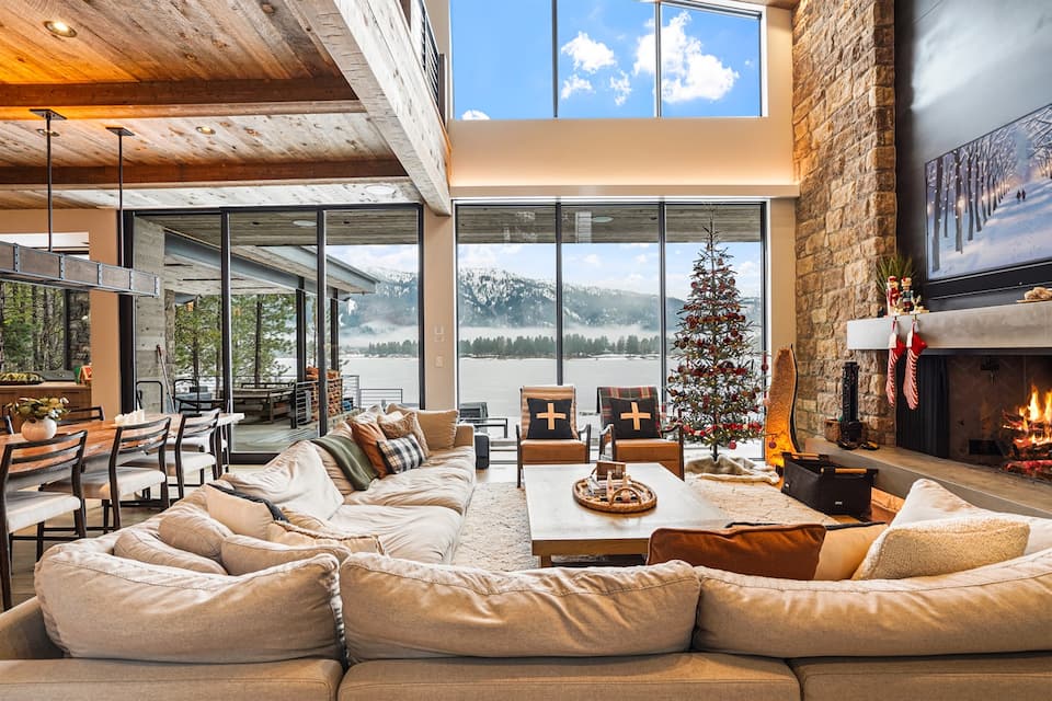 A lakefront lodge on Lake Cascade, Donnelly, Idaho, United States, photo 3 of 10