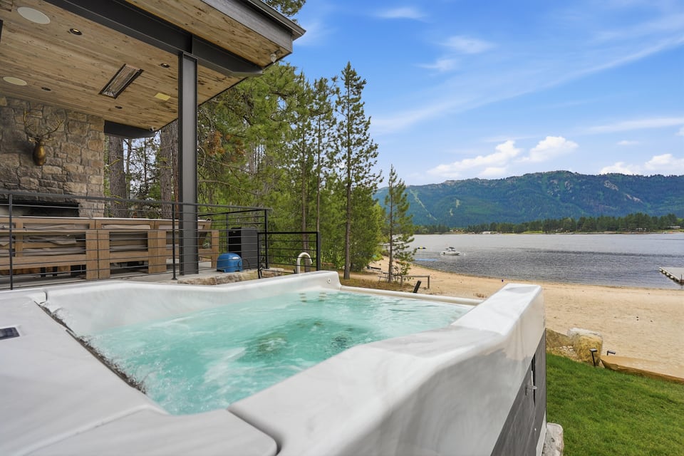 A lakefront lodge on Lake Cascade, Donnelly, Idaho, United States, photo 8 of 10