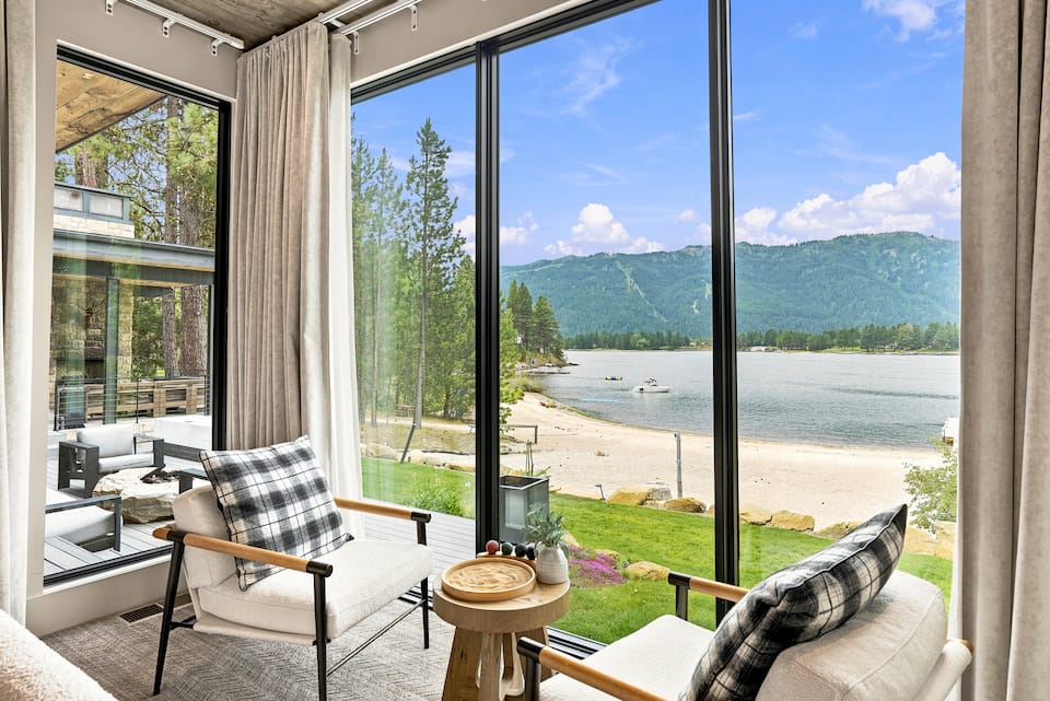 A lakefront lodge on Lake Cascade, Donnelly, Idaho, United States, photo 6 of 10