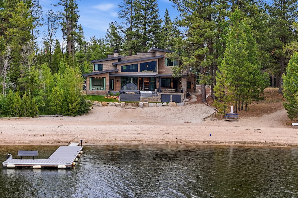 A lakefront lodge on Lake Cascade, Donnelly, Idaho, United States, photo 1 of 10